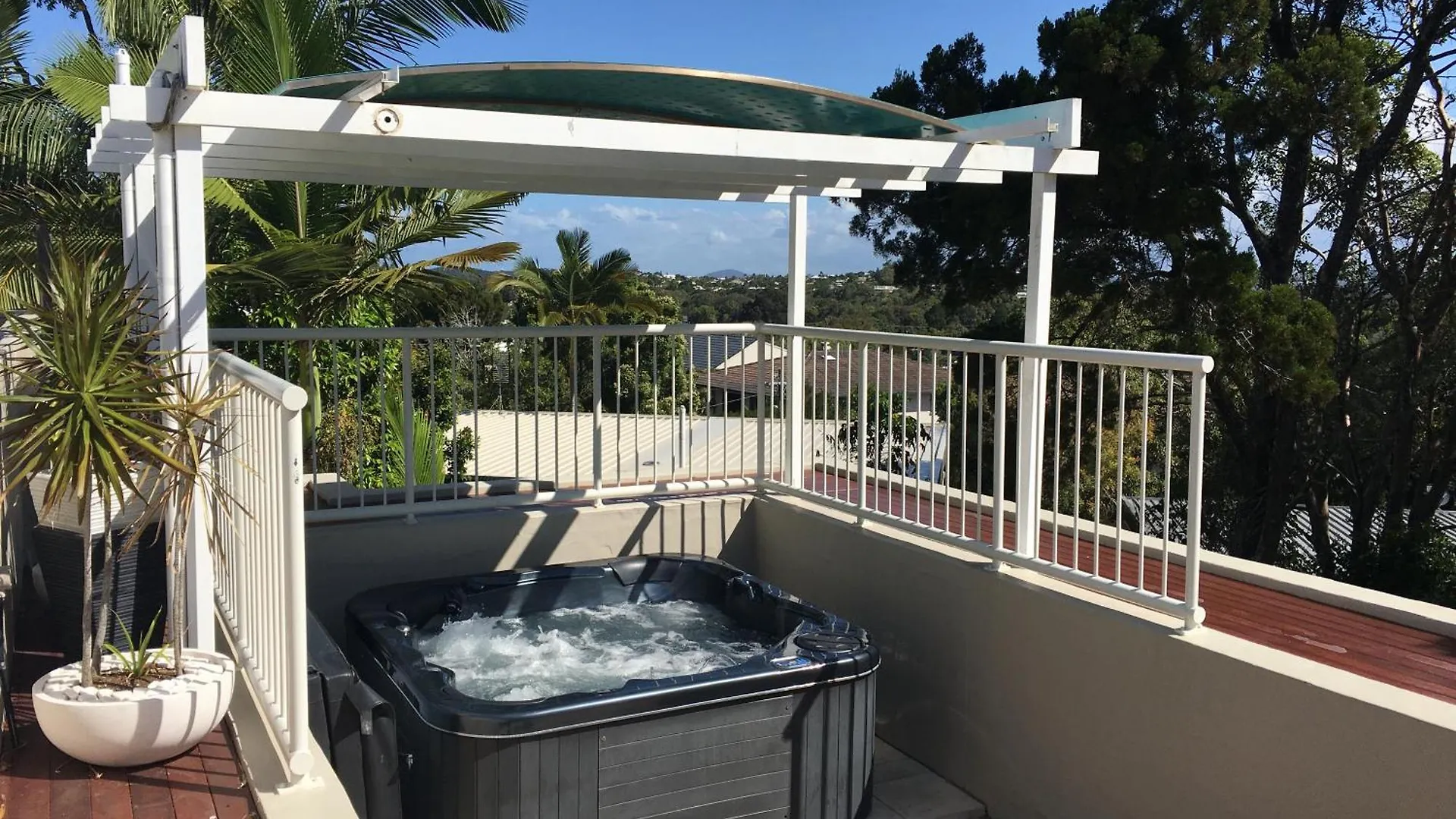 Oasis Rooftop Spa Apartment Noosa Heads