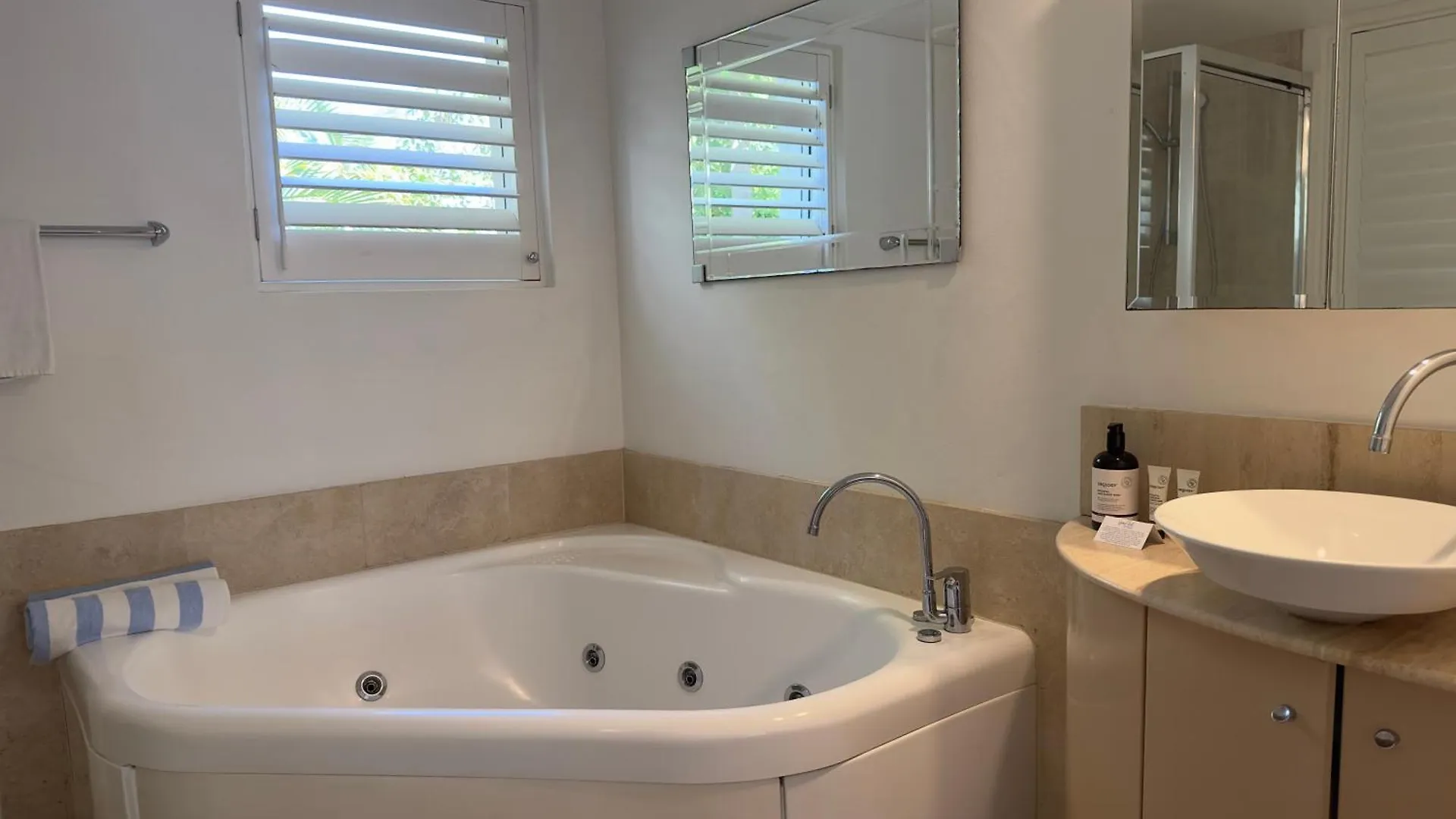 Oasis Rooftop Spa Apartment Noosa Heads